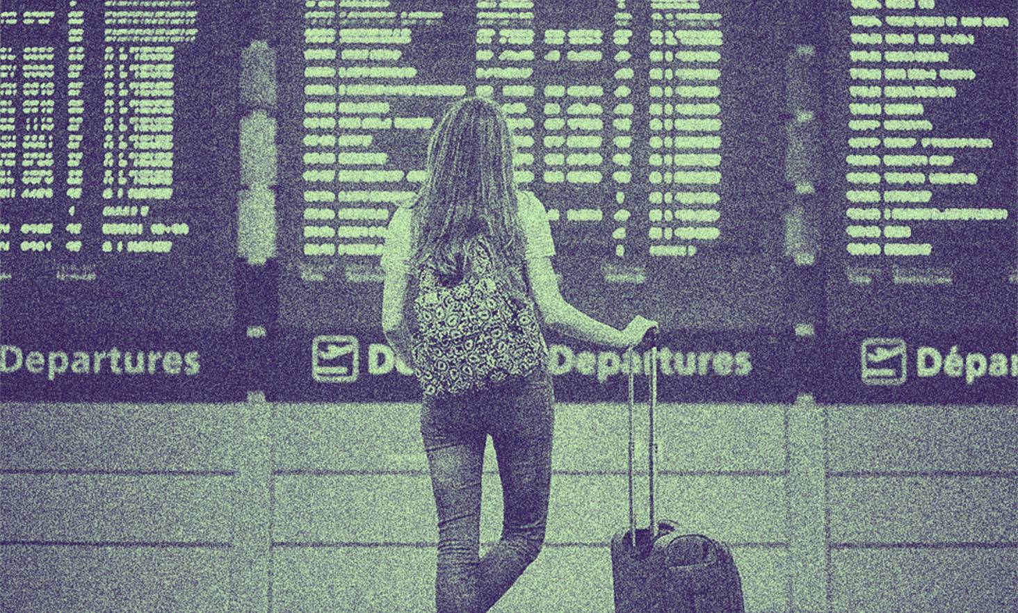 havalimanında bir kadın ekranlara bakıyor