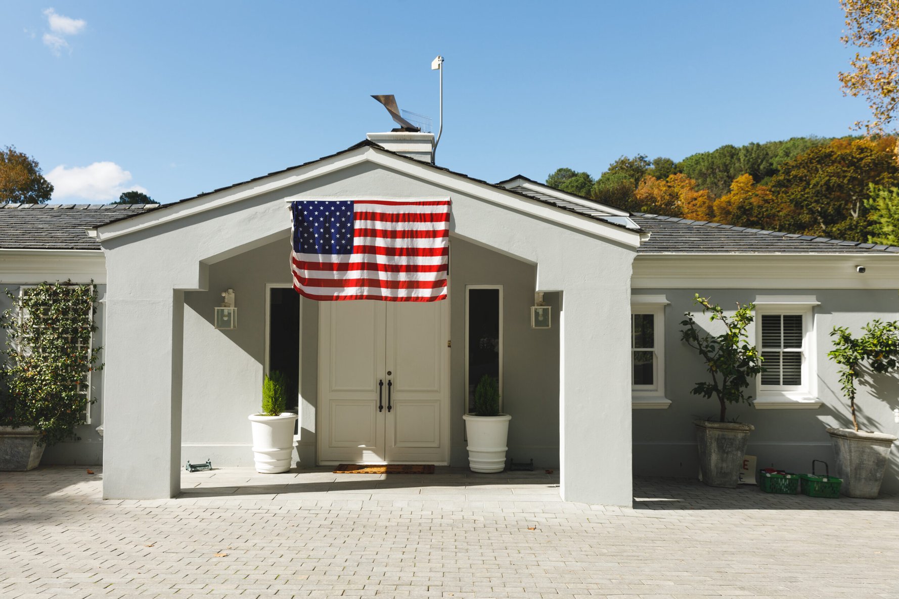 Amerikan evinde amerikan bayrağı asılı