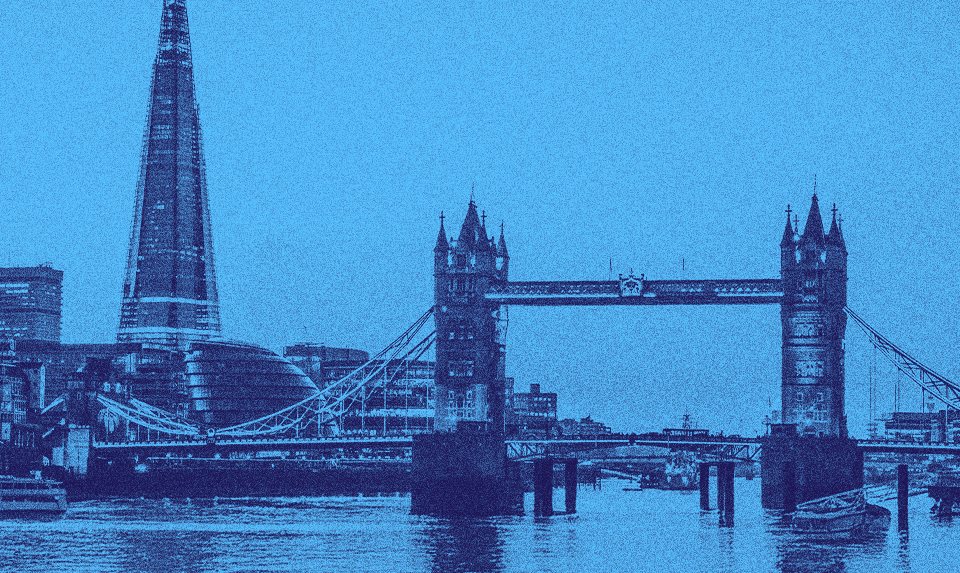 Londra, İngiltere'de, Thames Nehri yakınından görünen köprü manzarası.