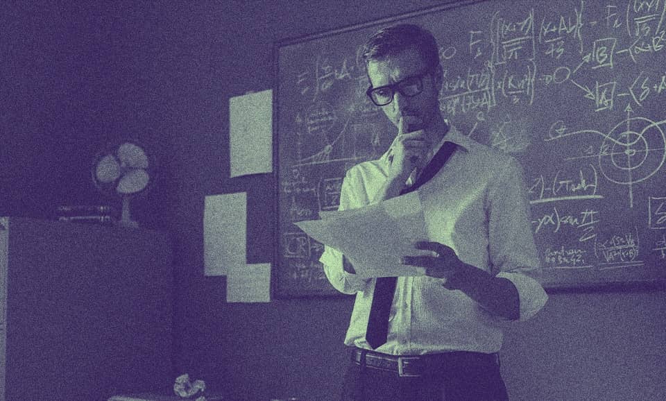 Bir adam tahtada çalışmalar yapıyor