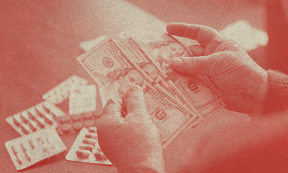 Bir insan elindeki dolar banknotlarını sayıyor.