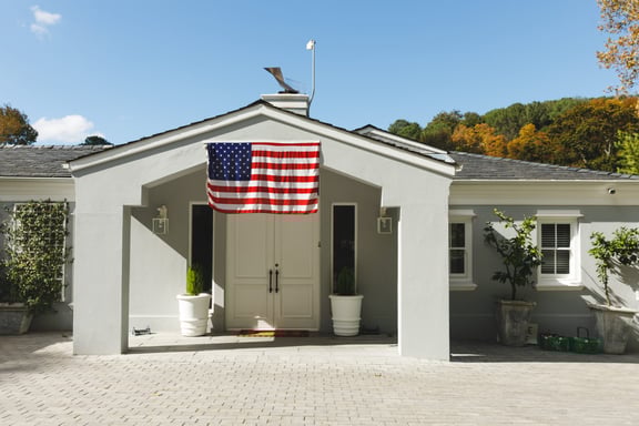 Amerikan evinde amerikan bayrağı asılı