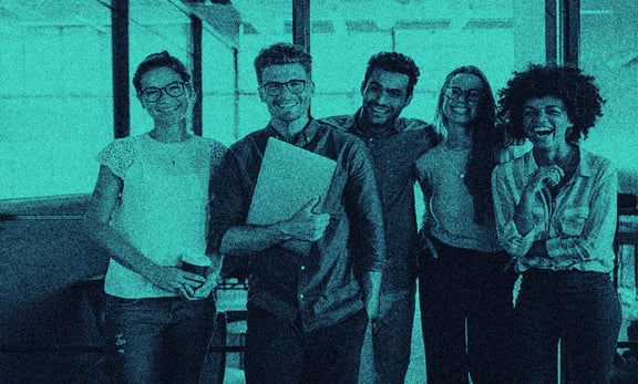 5 kişi gülümsüyor