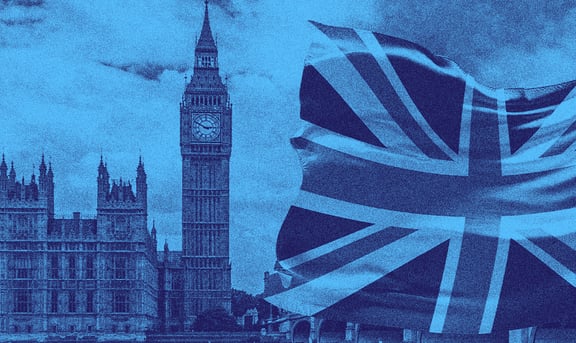 Londra saat kulesi ve önünde dalgalanan İngiltere bayrağı.