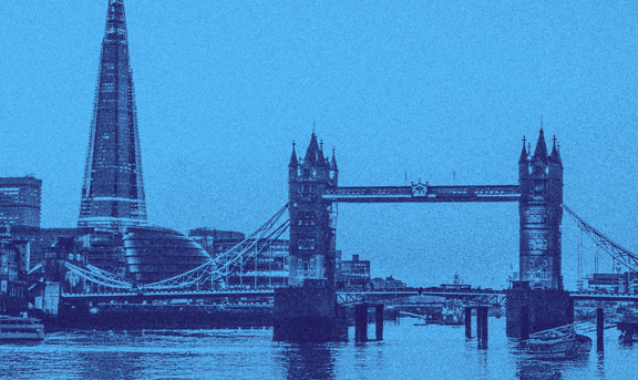 Londra, İngiltere'de, Thames Nehri yakınından görünen köprü manzarası.