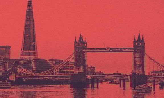 Londra, İngiltere'de, Thames Nehri yakınından görünen köprü manzarası.