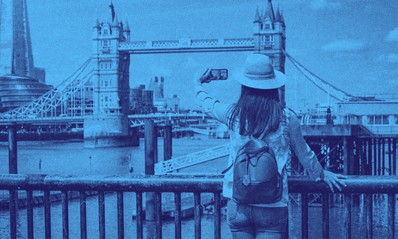 Bir turist, Big Ben'e karşı fotoğraf çekiyor.