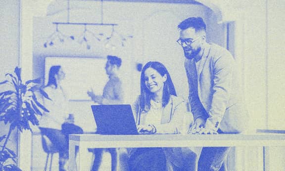 birlikte çalışan 2 kişi