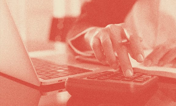 birinin eli bilgisayarda