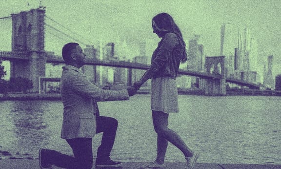 bir adam bir kadına evlenme teklif ediyor