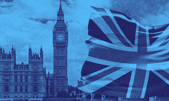 Londra saat kulesi ve önünde dalgalanan İngiltere bayrağı.