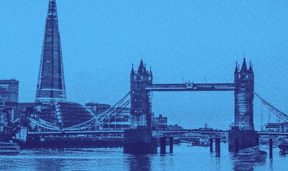 Londra, İngiltere'de, Thames Nehri yakınından görünen köprü manzarası.