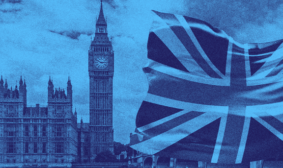 Londra saat kulesi ve önünde dalgalanan İngiltere bayrağı.