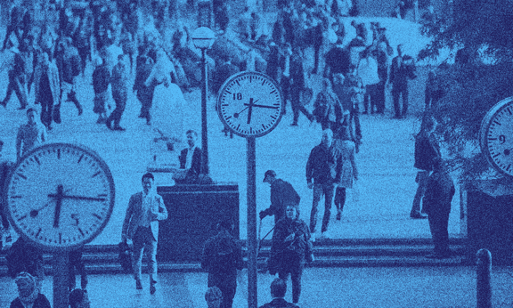 Bir meydanda kalabalık bir grup beyaz yakalı çalışan.