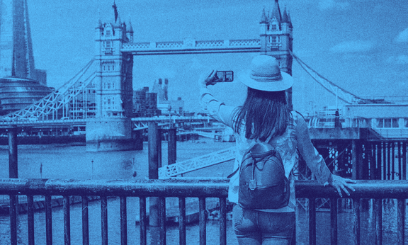 Bir turist, Big Ben'e karşı fotoğraf çekiyor.