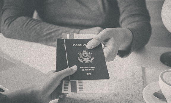 Bir adam pasaportunu teslim alırken.