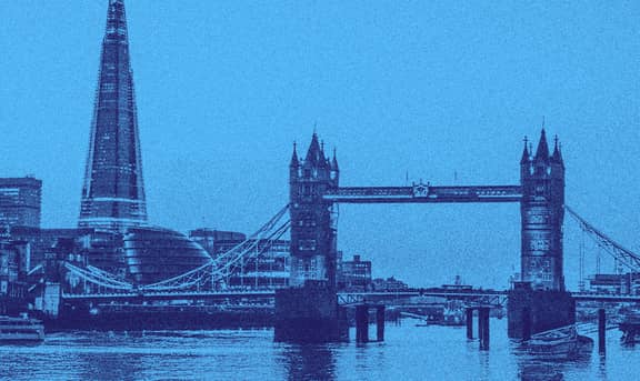 Londra, İngiltere'de, Thames Nehri yakınından görünen köprü manzarası.