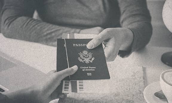 Bir adam pasaportunu teslim alırken.