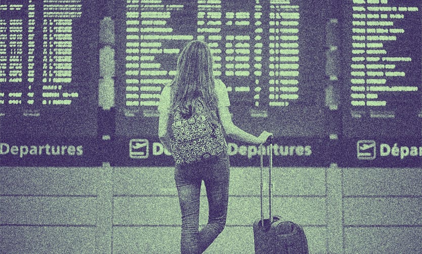 havalimanında bir kadın ekranlara bakıyor