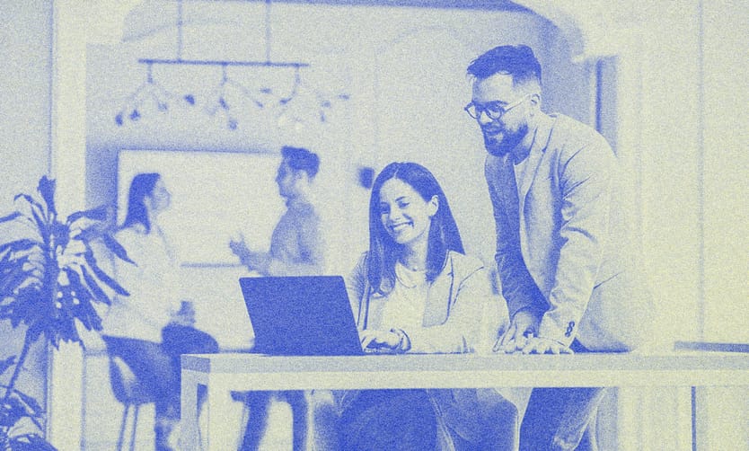 birlikte çalışan 2 kişi