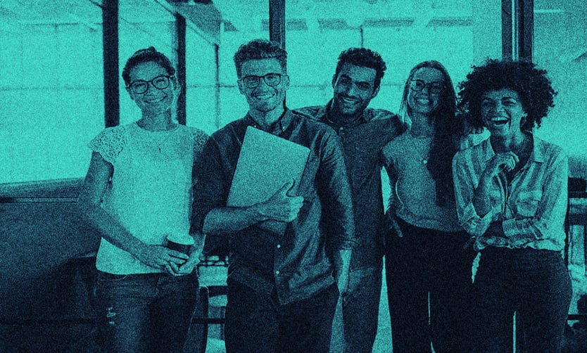 5 kişi gülümsüyor