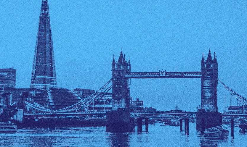 Londra, İngiltere'de, Thames Nehri yakınından görünen köprü manzarası.