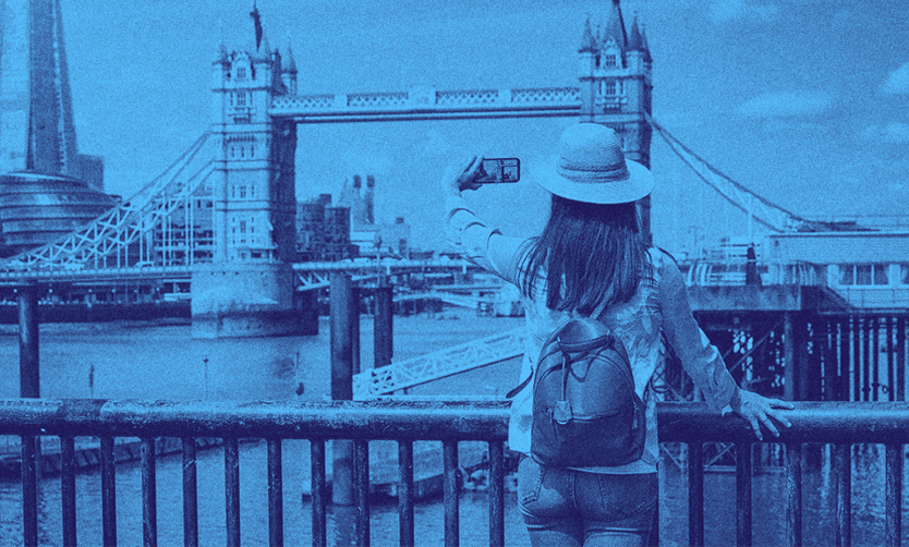 Bir turist, Big Ben'e karşı fotoğraf çekiyor.