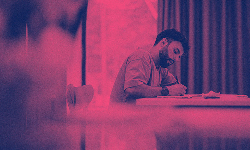 F1 öğrenci vizesiyle Amerika'da olan bir öğrenci kitabıyla ders çalışıyor.