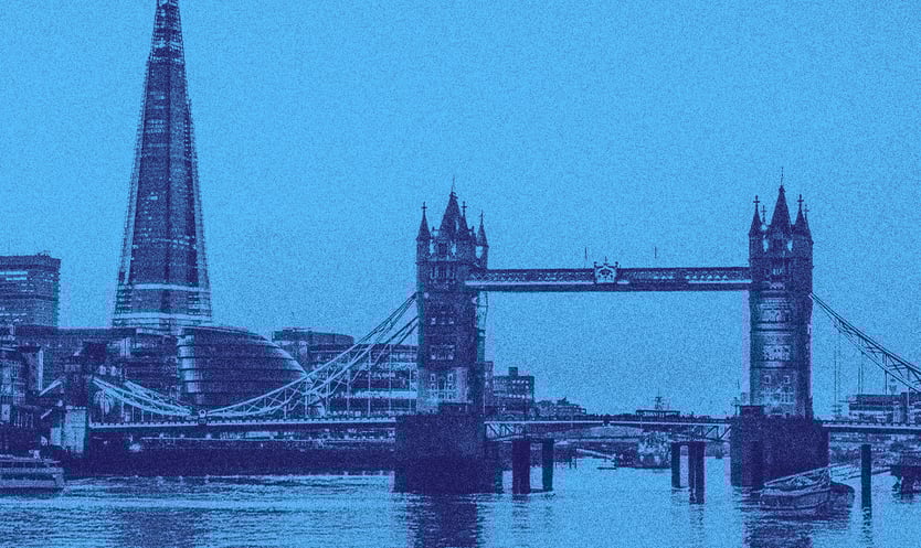 Londra, İngiltere'de, Thames Nehri yakınından görünen köprü manzarası.