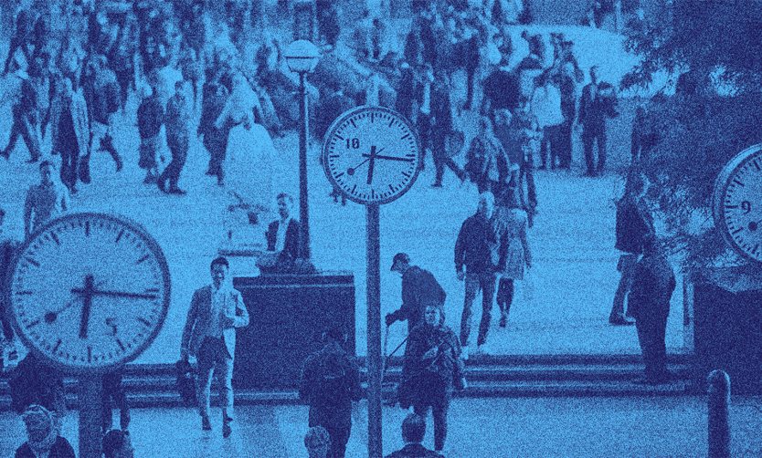 Bir meydanda kalabalık bir grup beyaz yakalı çalışan.