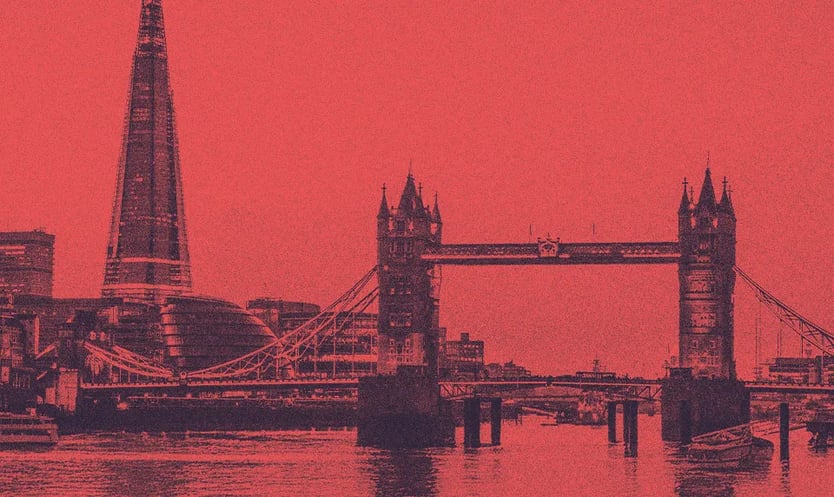 Londra, İngiltere'de, Thames Nehri yakınından görünen köprü manzarası.