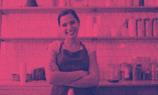 Genç bir kız gülümsüyor