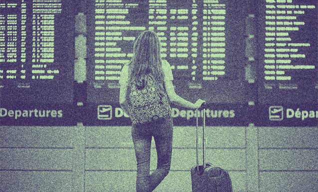 havalimanında bir kadın ekranlara bakıyor