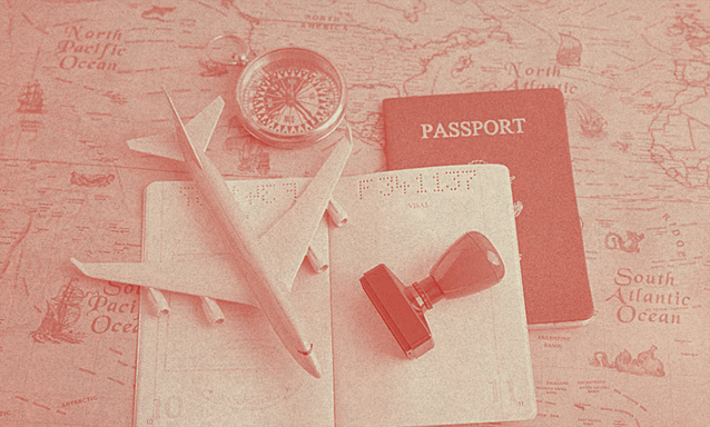 Açık bir Amerika pasaportu bir masanın üzerinde, maket bir uçakla birlikte.