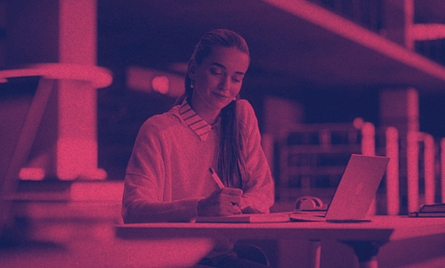 Bir öğrenci laptopunda çalışıyor.