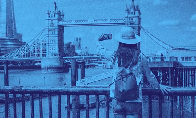 Bir turist, Big Ben'e karşı fotoğraf çekiyor.